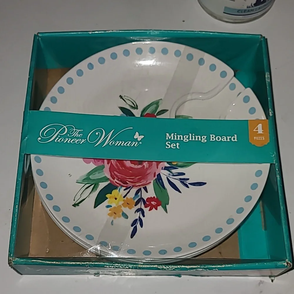 The Pioneer Woman Mingling Board Set